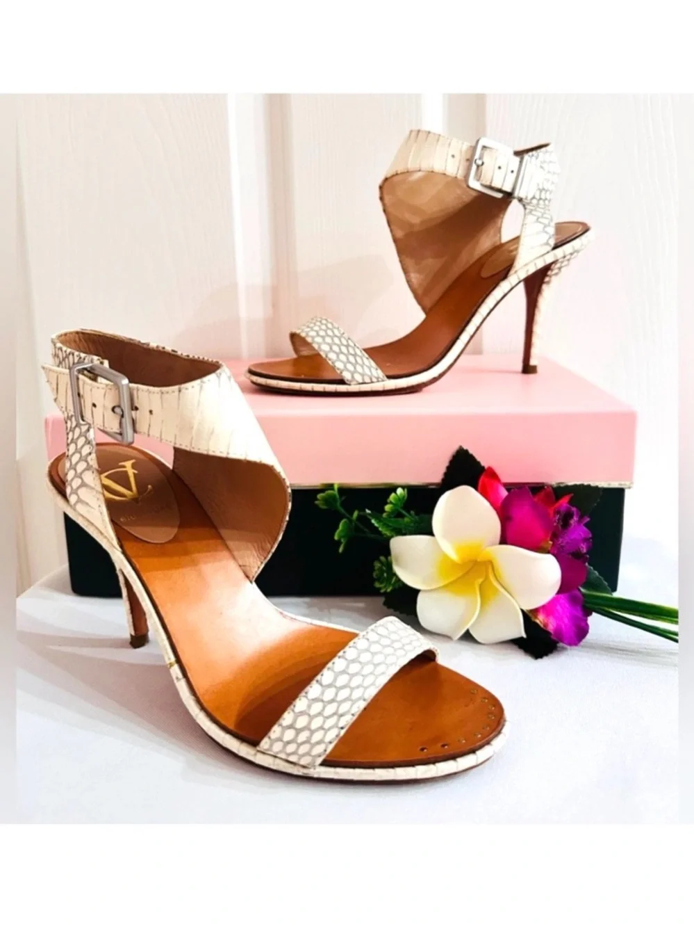 VINCE CAMUTO by Vero Cuoio "Pikora" Snakeskin Heels - Size 6.5 - Picture 4 of 10